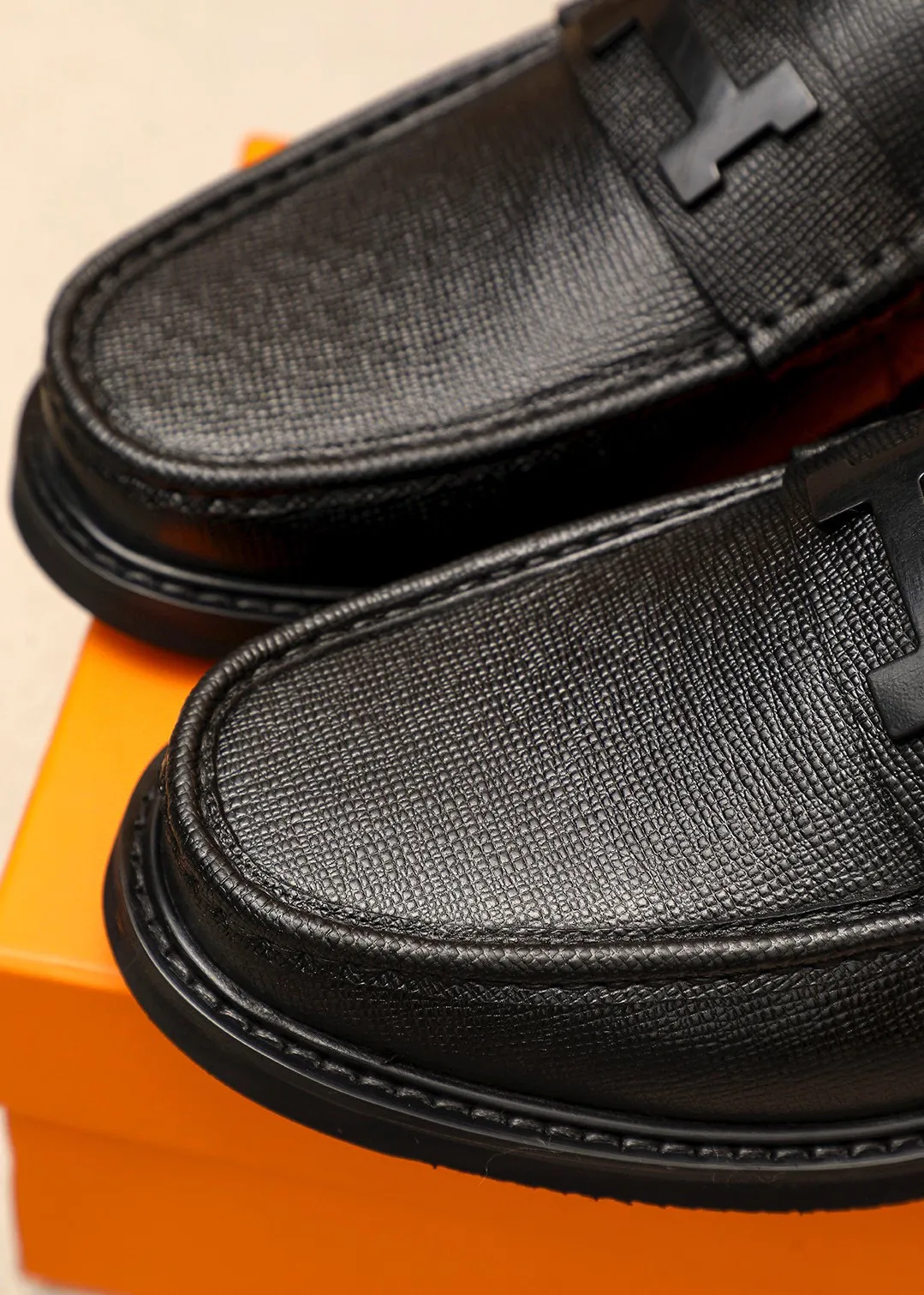 Men's shoes 💰460 💐 Product trademark: HERMES "Hermès" casual leather shoes Regular size: 39-44 (38.45🉑️customized) Product materials: Selected imported first-layer cross-grain cowhide upper + luxury hardware buckle, imported water-dyed cowhide lining. Strong three-dimensional visual effect, non-slip and wear-resistant rubber outsole Color: 4⃣️colors available
